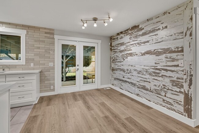 Building Photo - Beacon Hill 2 bed 1 bath home