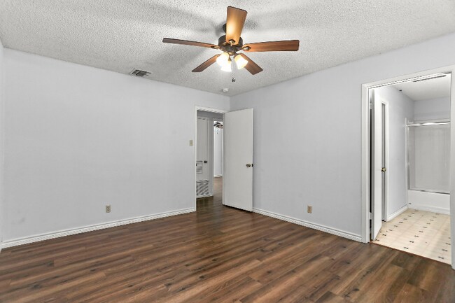 Building Photo - 5622 Frst Lk St