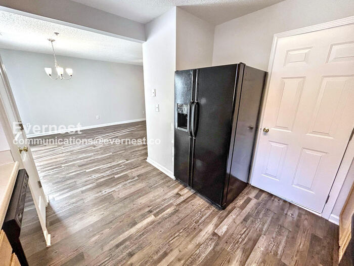 Building Photo - 204 Cottonwood Creek Cir