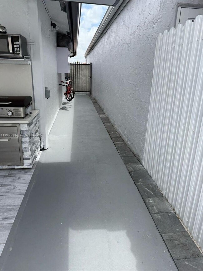 Building Photo - 2837 W 75th St