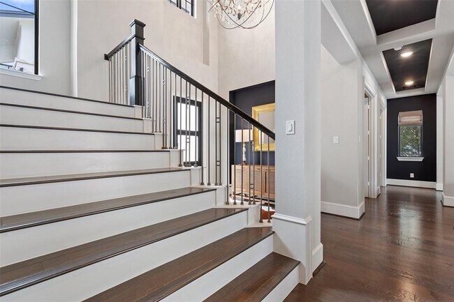 Building Photo - 105 Bisset Ct