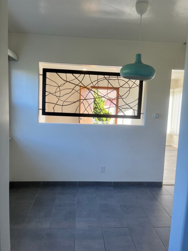 Building Photo - 520 S Inglewood Ave