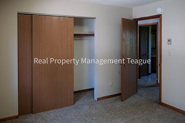 Building Photo - Pine Lane 32 B