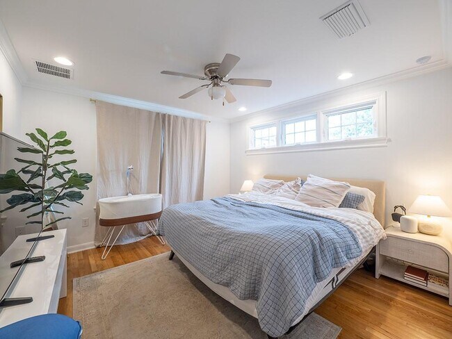 Building Photo - 1026 E 44th St