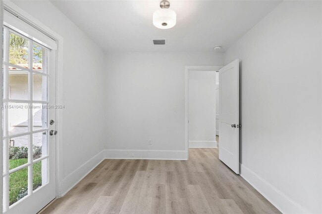 Building Photo - 1224 Country Club Prado