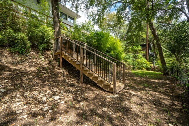 Building Photo - Tarrytown STUNNER!!!