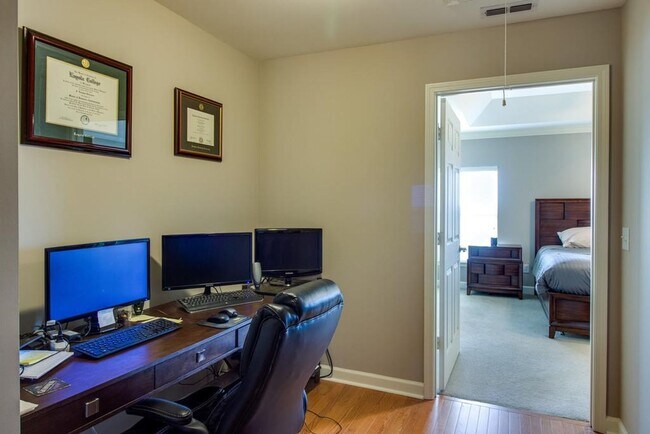 Building Photo - 2 Bedroom, 2.5 Bath Townhouse w/ Garage