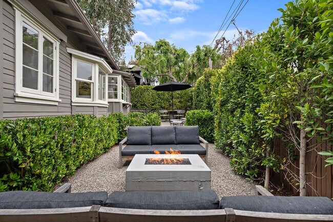 Building Photo - Classic Modern Cottage in Laguna Village