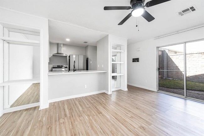 Building Photo - 10626 Sandpiper Dr