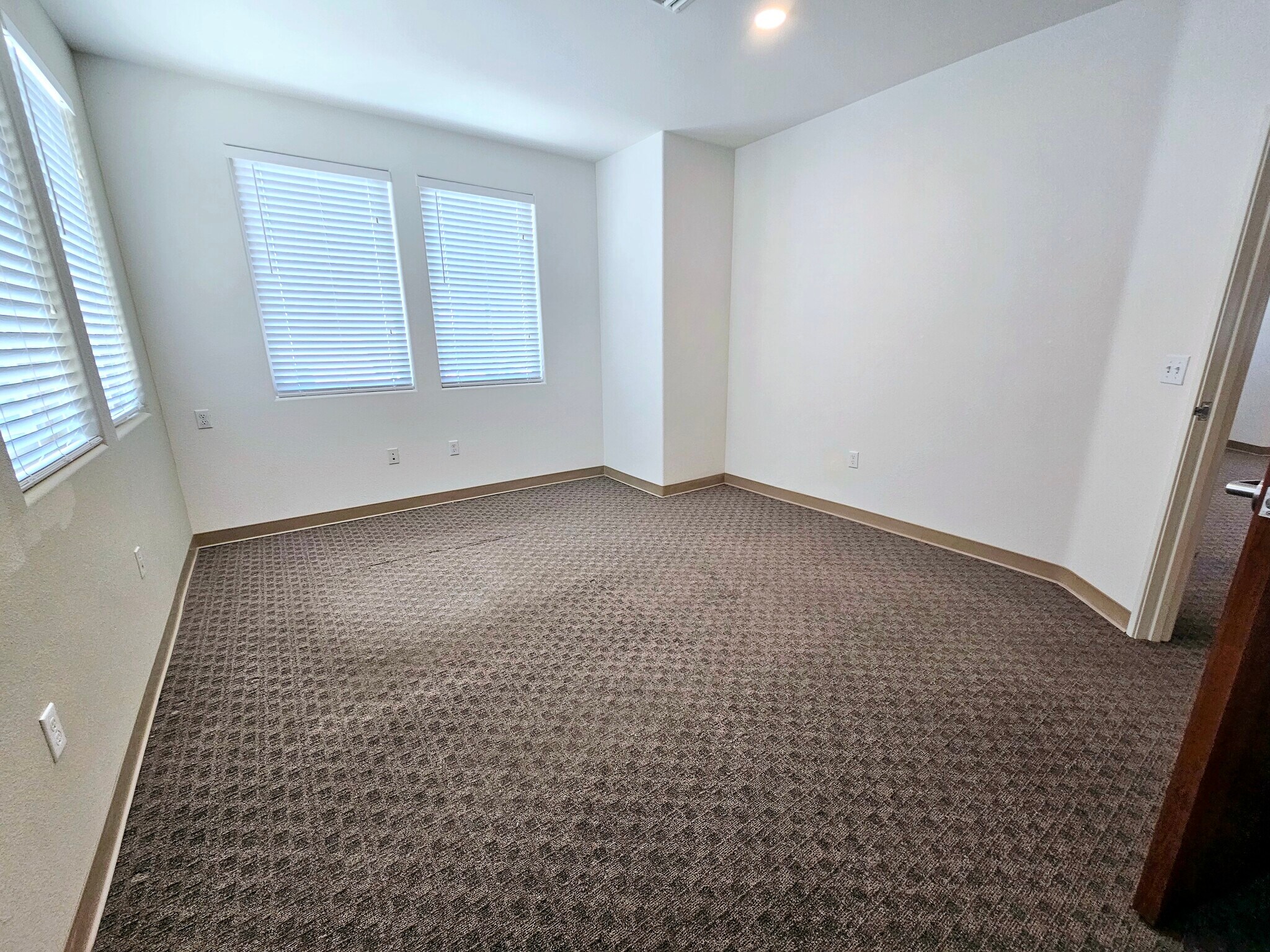 Building Photo - 605 E Alvarado St