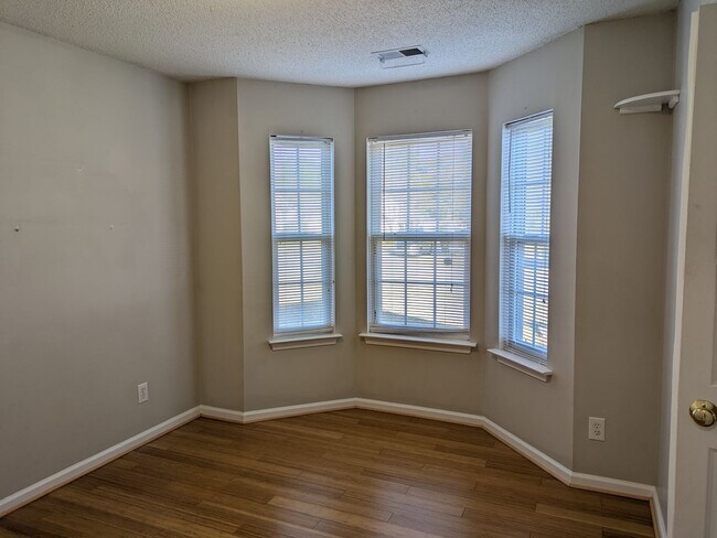 Building Photo - Move in Ready Ranch in Tall Oaks