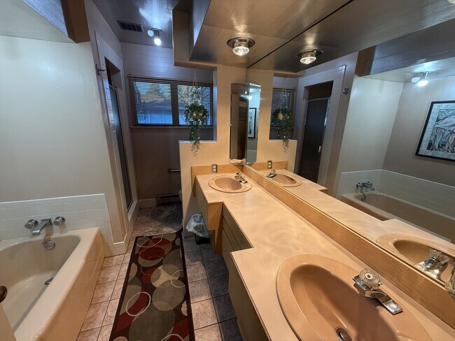 Building Photo - 1722 Alder Dr