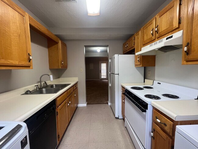 Building Photo - University Place 1- Charming Townhouse Apartment