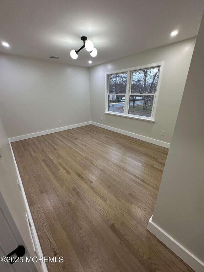 Building Photo - 469 Wall St