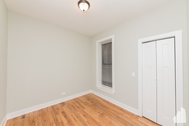 Building Photo - Great 3 bedroom in East Lakeview with clos...