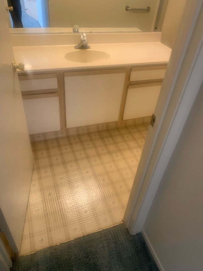Building Photo - 1 BEDROOM 1 BATH UNIT