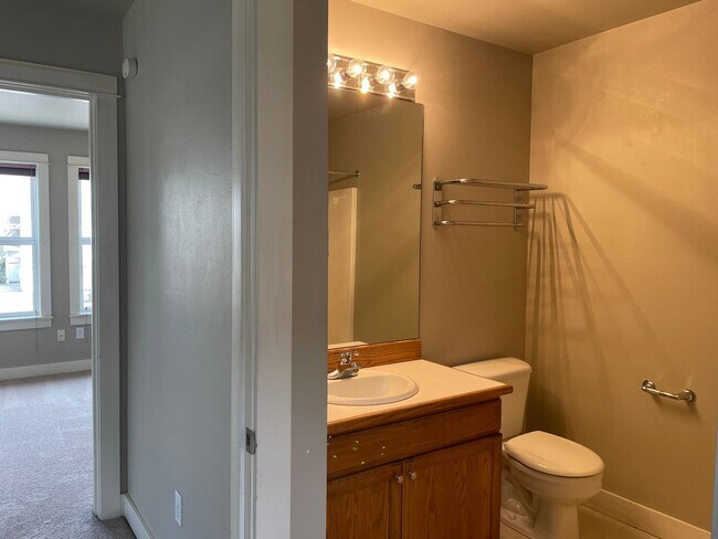 Building Photo - *** 1/2 MONTH FREE & FREE APPLICATION FEE ...