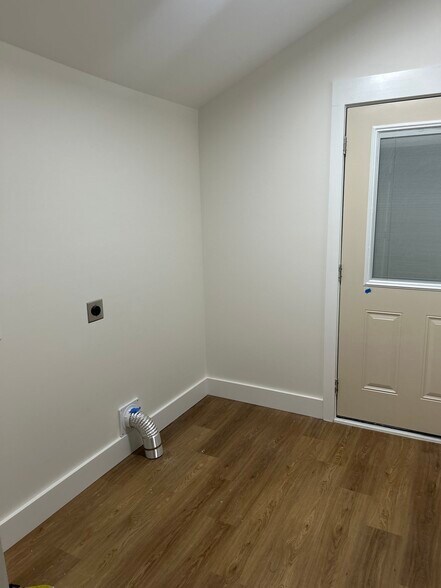 Washer & Dryer hook 2 - 421 High Point Rd