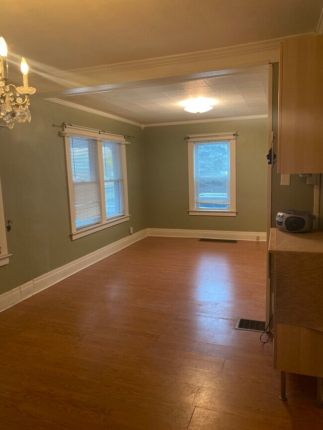 Building Photo - 1402 Walnut Ave