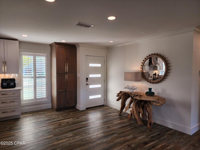 Building Photo - 322 Greenwood Cir