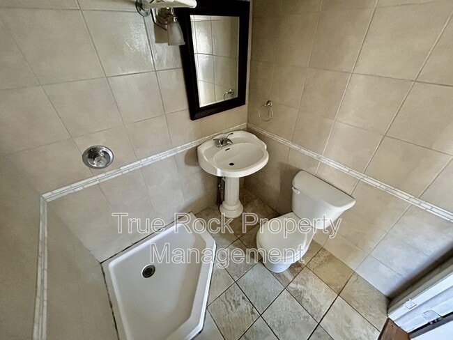 Building Photo - 531 1/2 W 9th Apt E