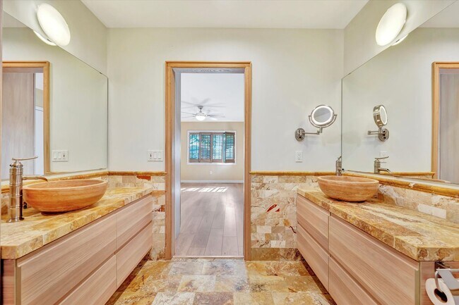 Building Photo - Beautiful West of the Trail 3-Bed/2-Bath H...
