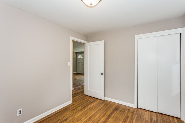 Building Photo - Three Bed for March move in!