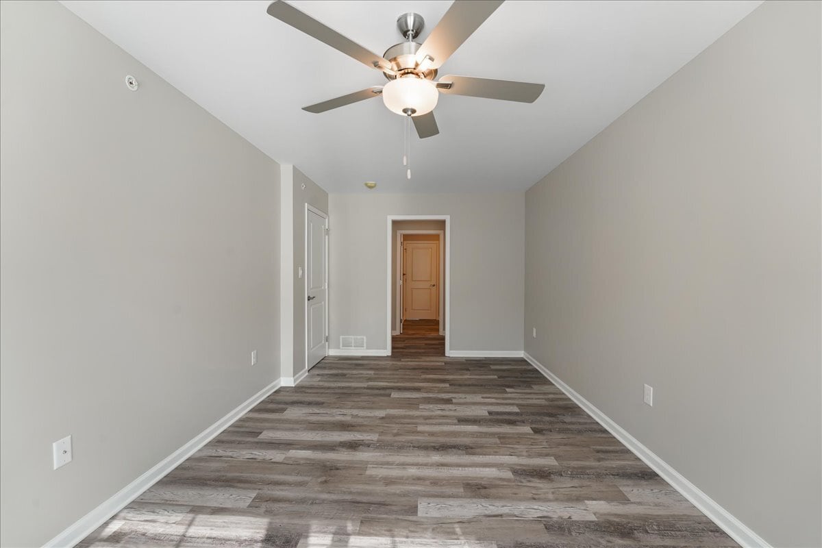 Building Photo - 552 Creek Rd