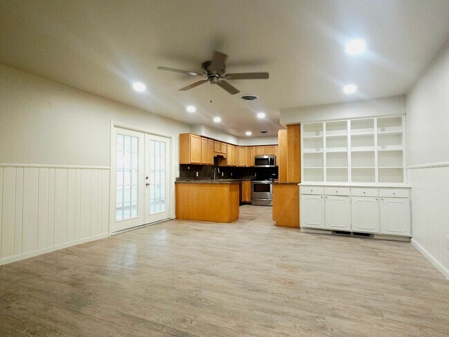 Building Photo - Beautiful 3 Bedroom Home With A Huge Bonus...