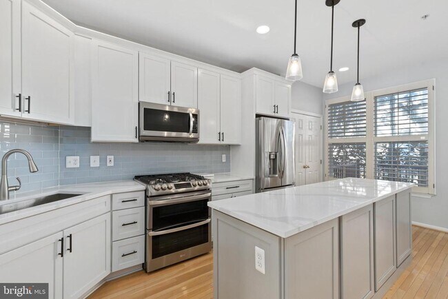 Building Photo - 351 Livermore Ln