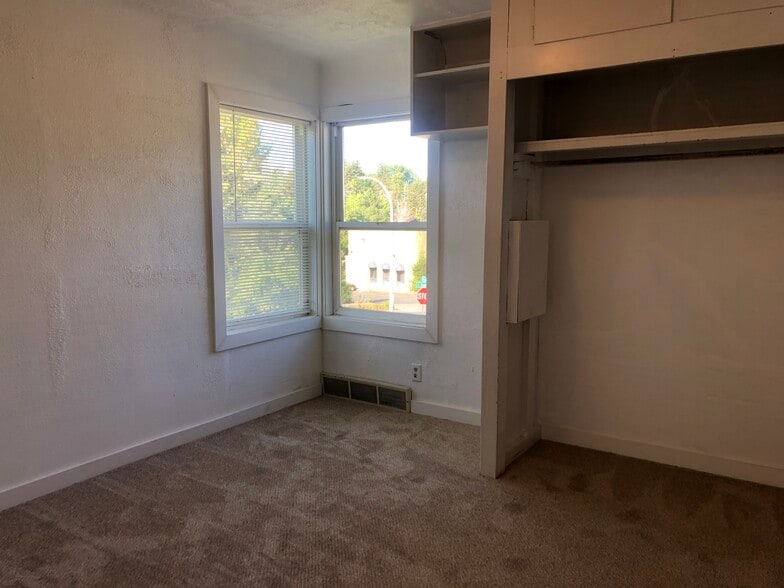 Building Photo - 1150 NE Lake St