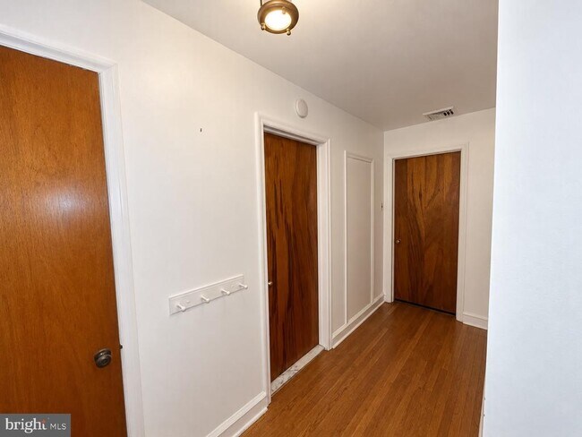 Building Photo - 6797 Lawnton St