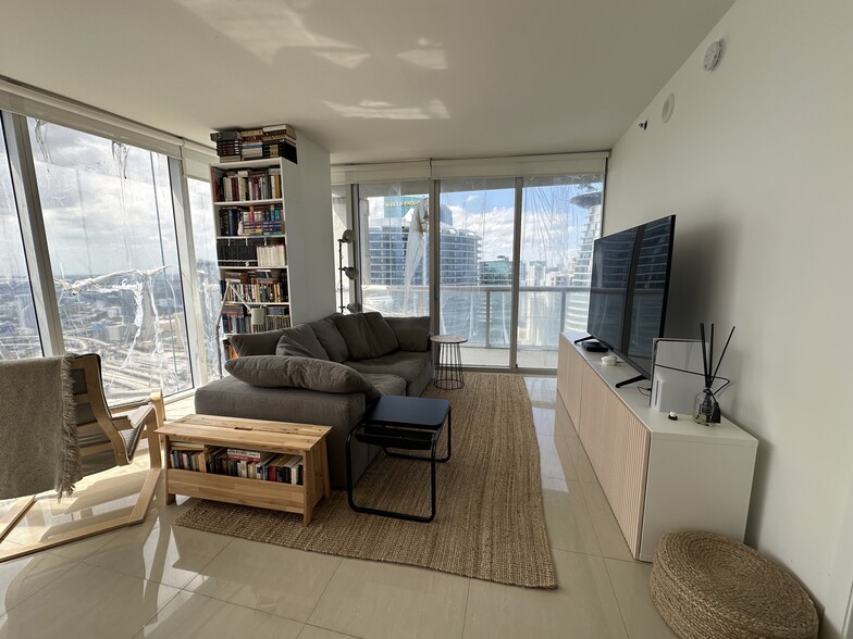 Building Photo - 475 Brickell Ave