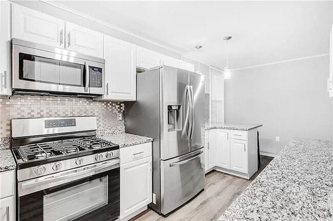 Building Photo - 2 bed 1 bath - newly updated top to bottom...