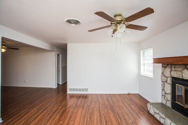 Building Photo - Beautiful 3/2 full of charm!