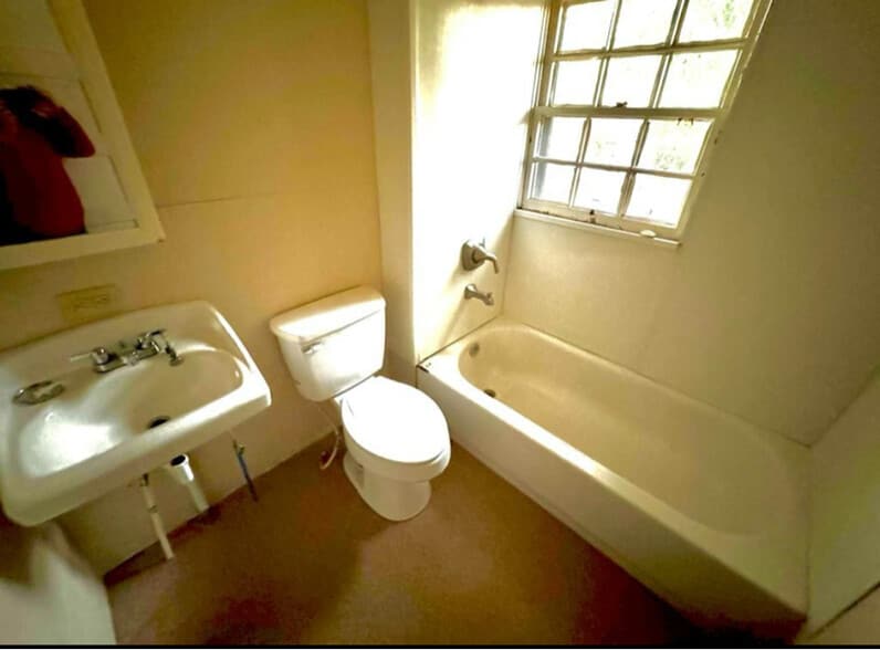 Building Photo - 721 Pearl River Ave