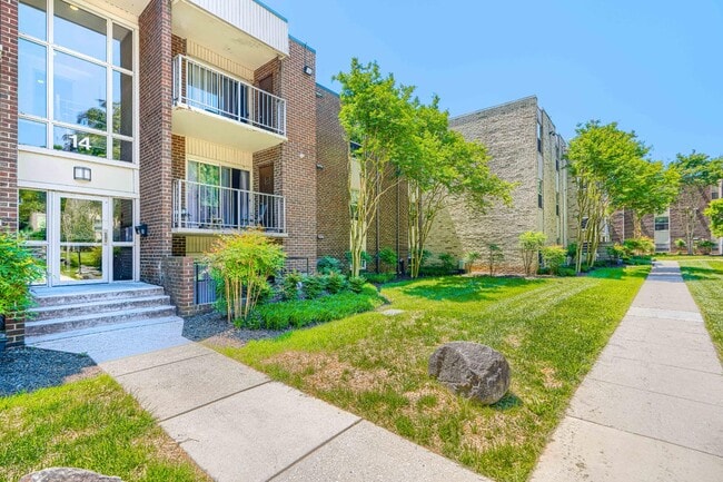Building Photo - 14 Mountbatten Ct
