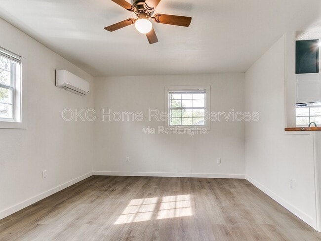 Building Photo - 1812 W Noble Ave