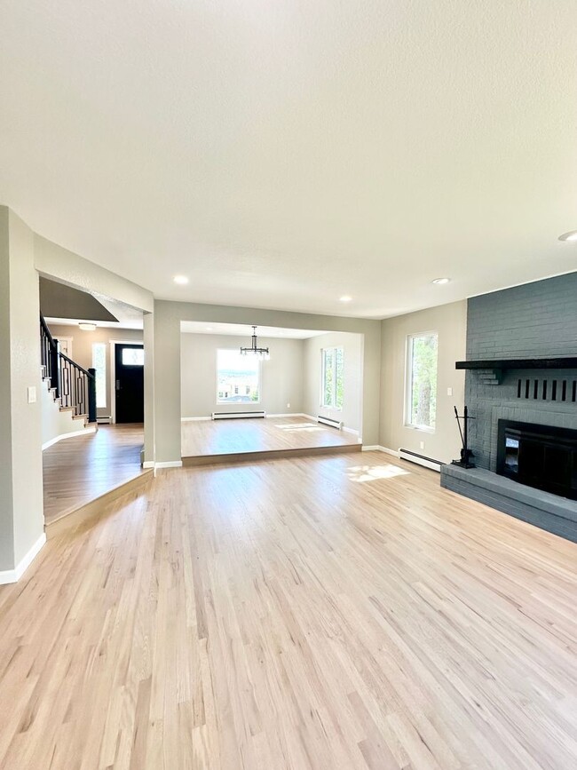 Building Photo - Move In Ready fully remodeled home for ren...