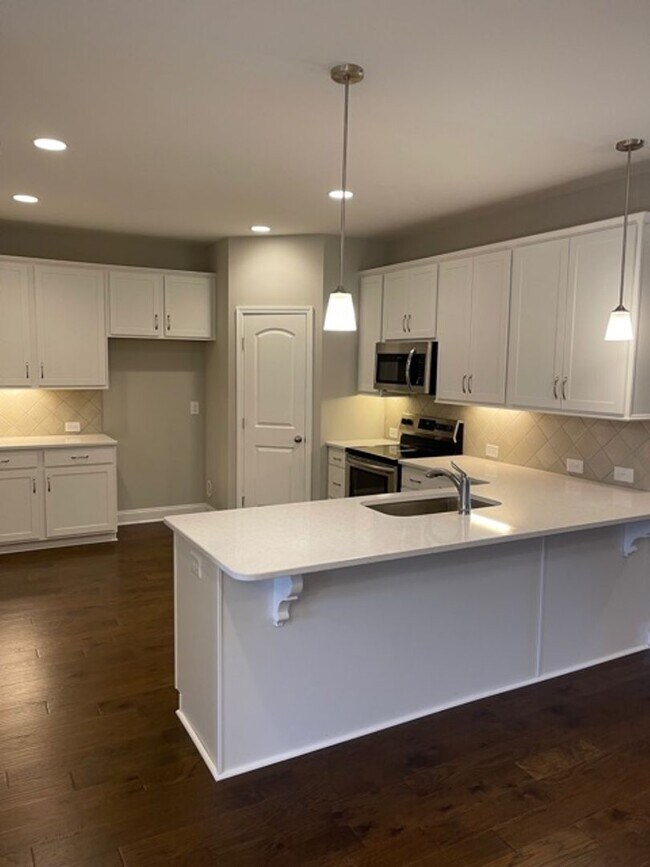 Building Photo - 3 Bedroom Townhome w/ 2 Car Garage