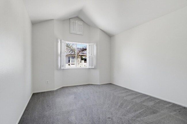 Building Photo - 2047 Lakeridge Cir