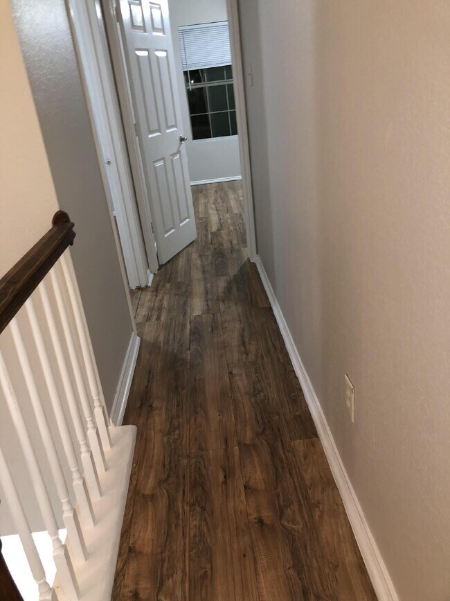 Building Photo - Recently remodeled townhome with 4 bedroom...