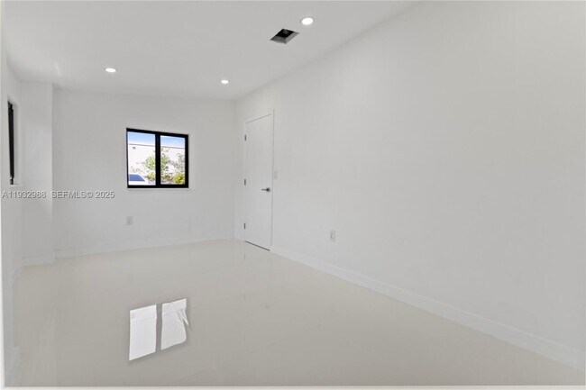 Building Photo - 1640 NE 183rd St