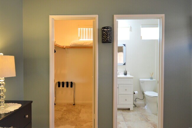 Building Photo - 3 Bedrooms and 2.5 Bathrooms Home on 7th Tee!