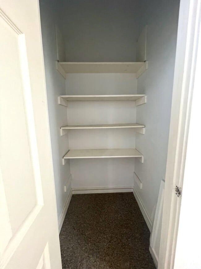 Building Photo - 1107 Oak St