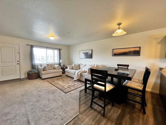 Building Photo - 2 Bedroom 2.5 bathroom Townhouse in Greeley