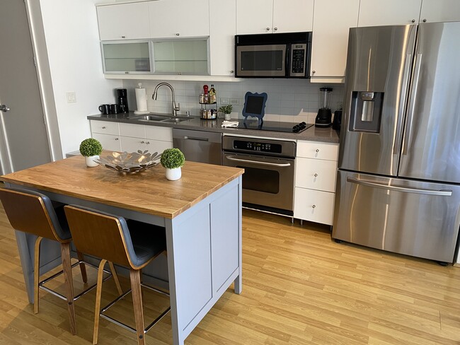 Full size kitchen w/Island - 350 W Ash St