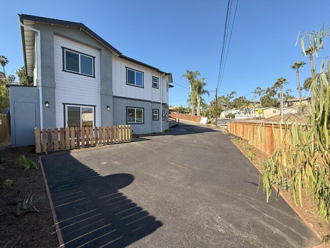 Building Photo - 665-669 Townsite Drive - 667 Townsite Dr