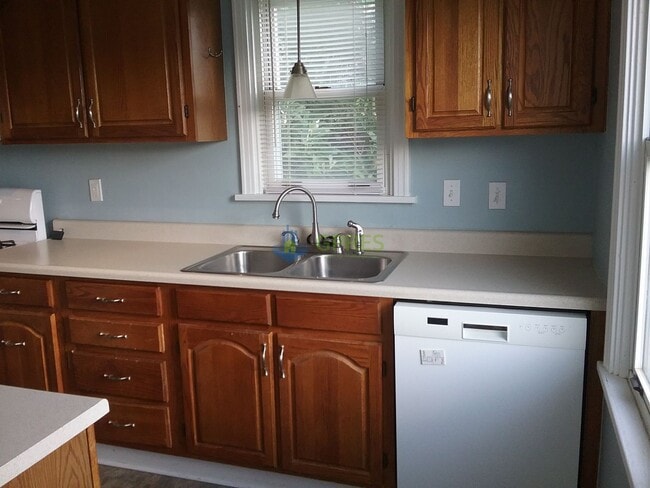 Building Photo - House for rent in the heart of Oakmont