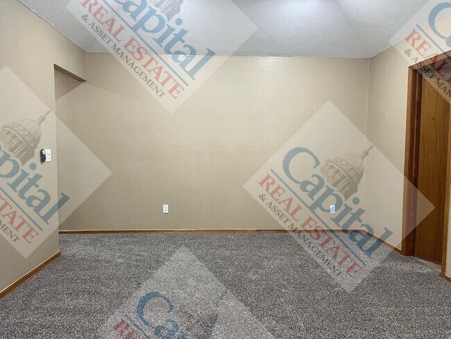 Building Photo - Charming 3 Bedroom